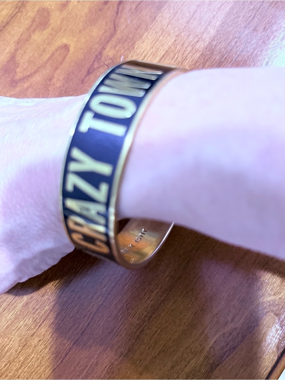 kate spade black and gold 'CRAZY TOWN' enamel logo bangle - Picture 5 of 6